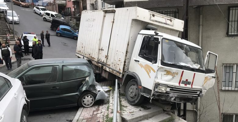 Freni boşalan kamyon park halindeki otomobillere çarparak durabildi