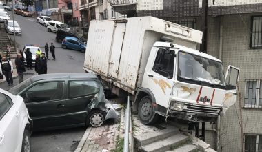 Freni boşalan kamyon park halindeki otomobillere çarparak durabildi