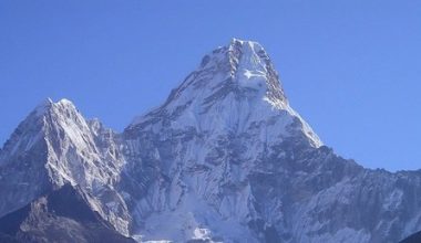 Everest’te buzlar eridi cesetler ortaya çıktı